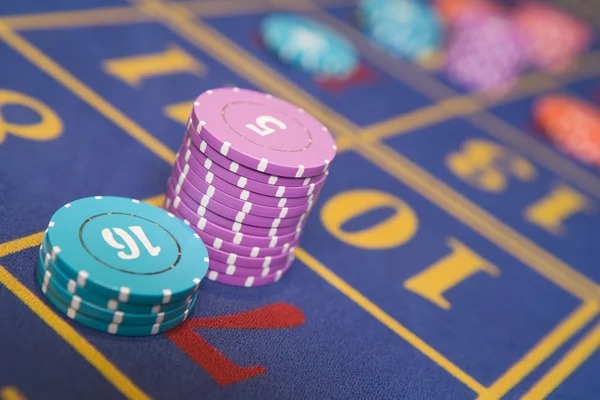 h8toto live-dealer blackjack table displayed on mobile phone with responsive layout